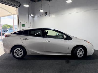 2016 Toyota Prius - Thumbnail