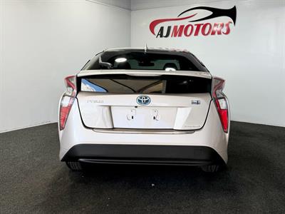 2016 Toyota Prius - Thumbnail