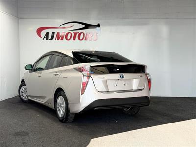 2016 Toyota Prius - Thumbnail