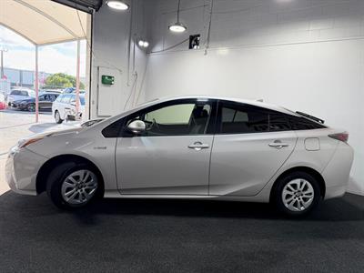 2016 Toyota Prius - Thumbnail
