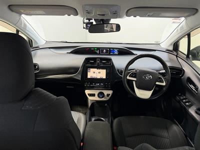 2016 Toyota Prius - Thumbnail
