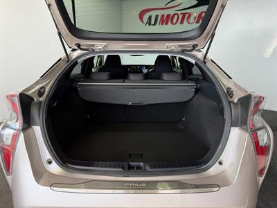 2016 Toyota Prius - Thumbnail