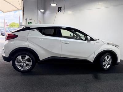 2017 Toyota C-HR - Thumbnail