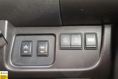 2015 Nissan Serena - Thumbnail