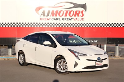 2016 Toyota Prius - Thumbnail