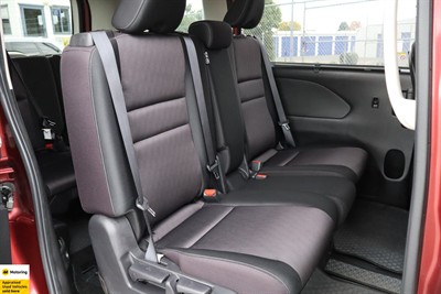 2017 Nissan Serena - Thumbnail