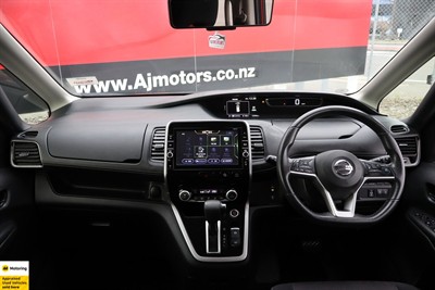 2017 Nissan Serena - Thumbnail