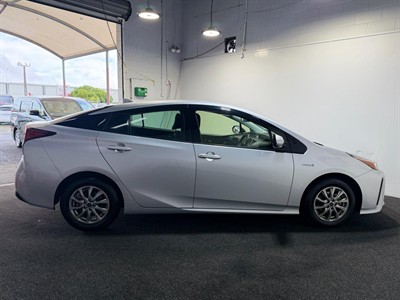 2020 Toyota Prius - Thumbnail