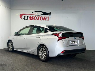 2020 Toyota Prius - Thumbnail