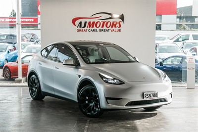 2024 Tesla Model Y - Thumbnail