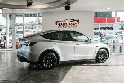 2024 Tesla Model Y - Thumbnail