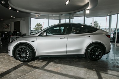 2024 Tesla Model Y - Thumbnail