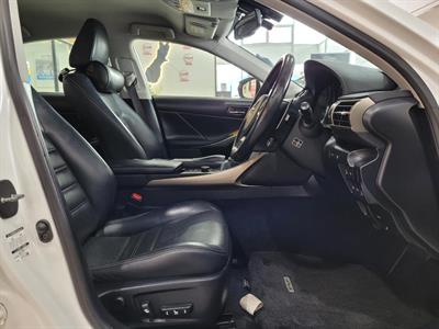 2014 Lexus IS 300h - Thumbnail