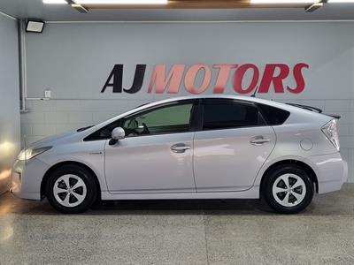 2013 Toyota Prius - Thumbnail