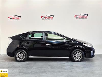2015 Toyota Prius - Thumbnail