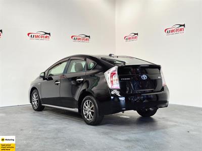 2015 Toyota Prius - Thumbnail