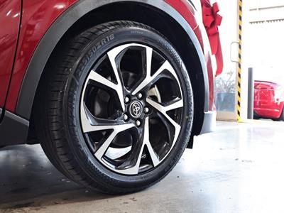 2017 Toyota C-HR - Thumbnail