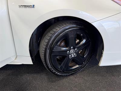 2016 Toyota Prius - Thumbnail