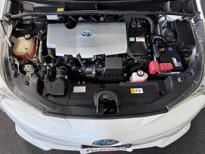 2016 Toyota Prius - Thumbnail
