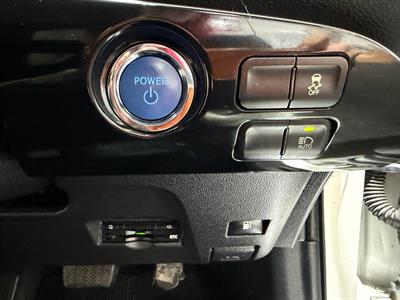 2016 Toyota Prius - Thumbnail