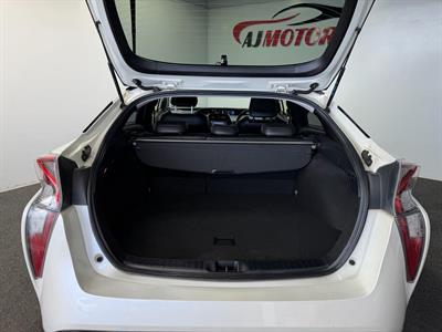 2016 Toyota Prius - Thumbnail