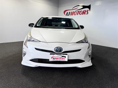 2016 Toyota Prius - Thumbnail