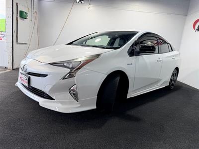 2016 Toyota Prius - Thumbnail