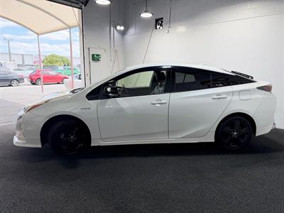 2016 Toyota Prius - Thumbnail