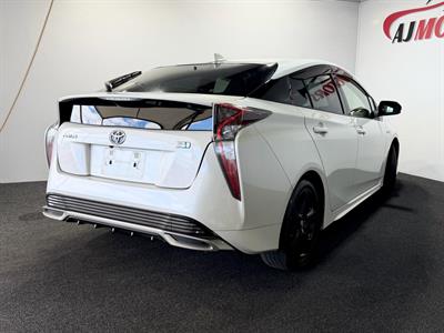 2016 Toyota Prius - Thumbnail