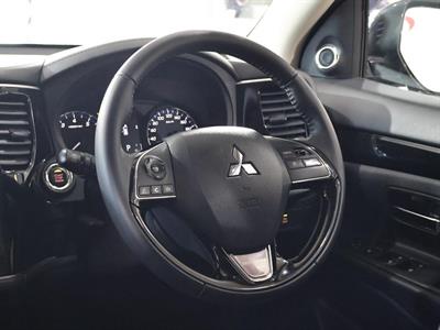 2022 Mitsubishi Outlander - Thumbnail