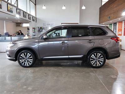 2022 Mitsubishi Outlander - Thumbnail