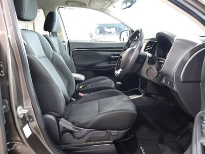 2022 Mitsubishi Outlander - Thumbnail