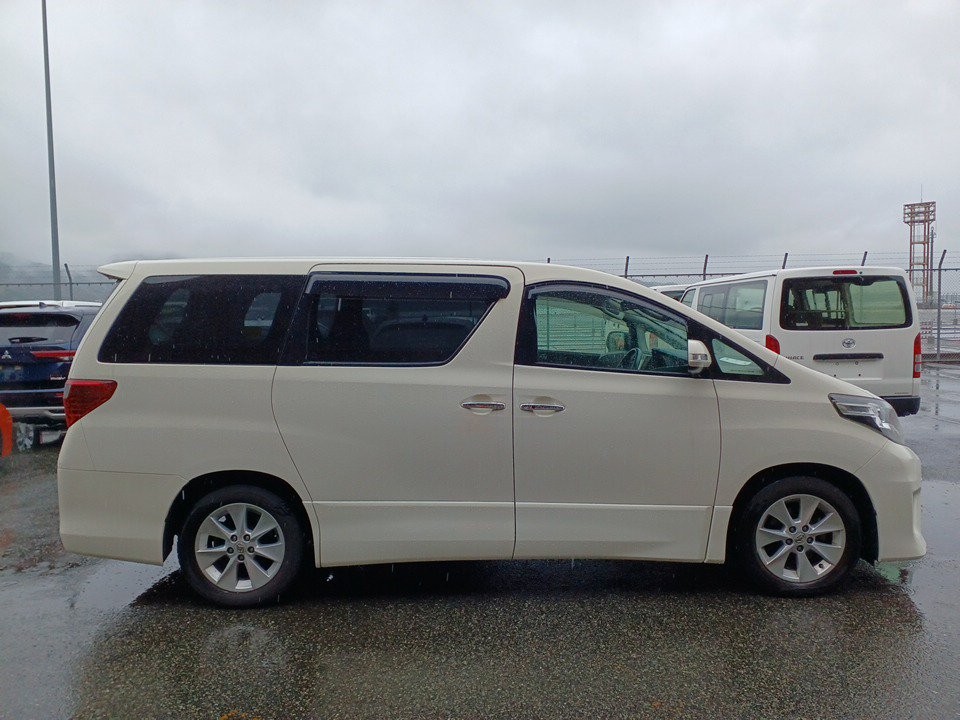 2013 Toyota Alphard