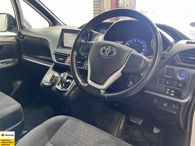 2014 Toyota Voxy - Thumbnail