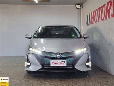 2019 Toyota Prius - Thumbnail