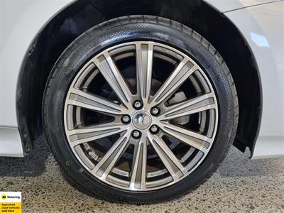 2019 Toyota Prius - Thumbnail