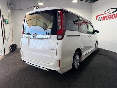 2014 Toyota Noah - Thumbnail