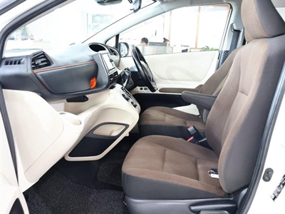 2017 Toyota Sienta - Thumbnail