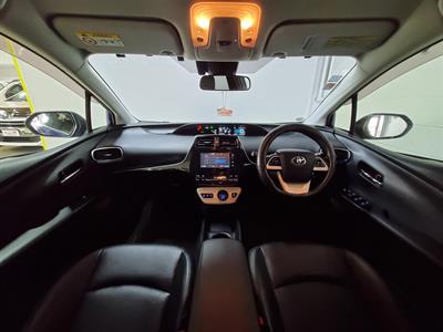 2016 Toyota Prius - Thumbnail