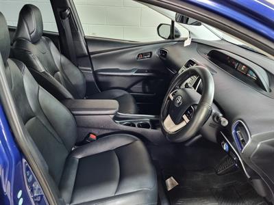 2016 Toyota Prius - Thumbnail