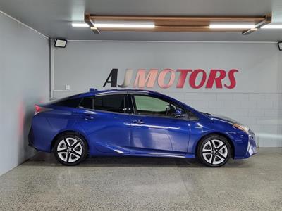 2016 Toyota Prius - Thumbnail