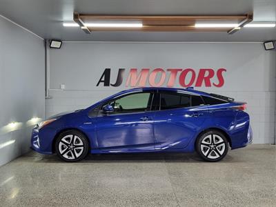 2016 Toyota Prius - Thumbnail
