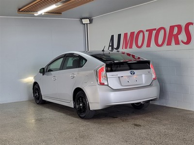 2014 Toyota Prius - Thumbnail