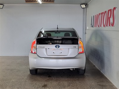 2014 Toyota Prius - Thumbnail
