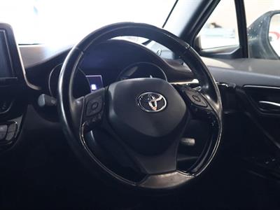 2017 Toyota C-HR - Thumbnail