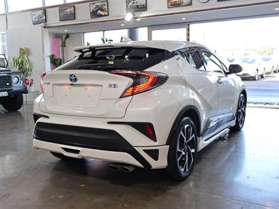 2017 Toyota C-HR - Thumbnail