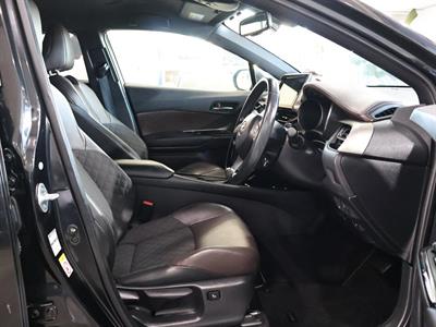 2017 Toyota C-HR - Thumbnail
