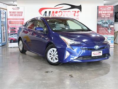 2015 Toyota Prius - Thumbnail