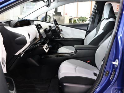 2015 Toyota Prius - Thumbnail