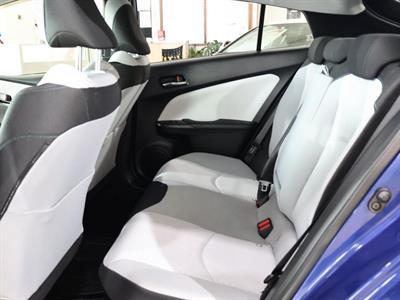 2015 Toyota Prius - Thumbnail